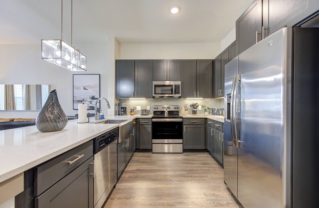 Luxury Modern Art1-Bedroom Apt. Near Eateries, Theatre, and Patio Pool View.