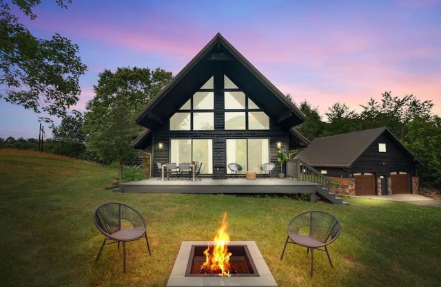 Luxury Modern Mountain Retreat near Asheville with Hot tub