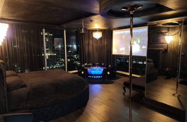 Luxury Modern Suite with views of Miami Skyline and Ocean