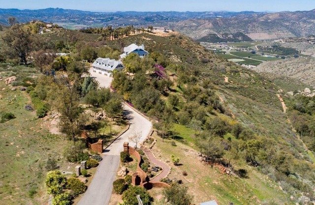 Luxury Mountain Top Estate on 21Acres + Pool+Hot Tub+ 3 Kitchens + Hiking Trails