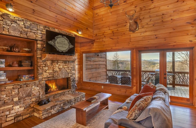 Luxury Mountain View Cabin – 4 Suites, Hot Tub, Shuffleboard