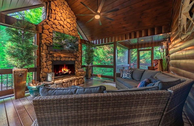 Luxury Mountain View Cabin with Jacuzzi