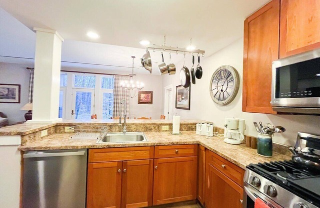 Luxury Mtn. Condo w/ 2 King Beds 4 Miles to Okemo