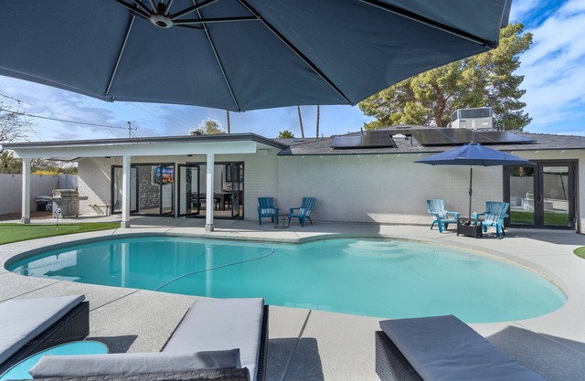 Relájese junto a la piscina en esta propiedad de lujo completamente renovada del casco antiguo de Scottsdale.