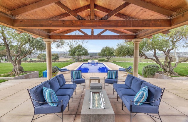 Luxury Paso Villa w/ pool, hot tub, ping pong & bocce ball - 10 min to downtown!