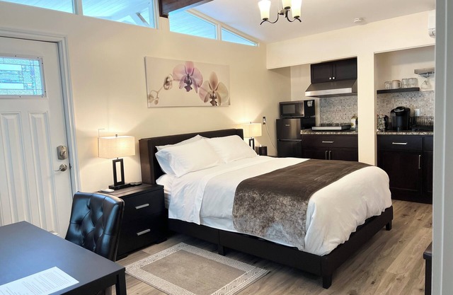 Luxury private suite in downtown Bellevue, free parking