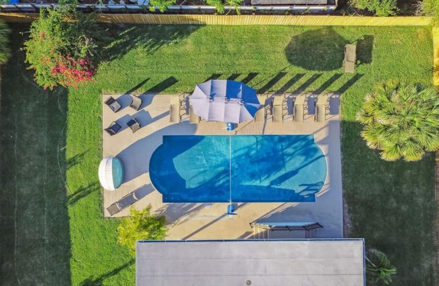 Luxury, Resort-style 4bedrooms/2.5bathrooms House! with a Large Pool.