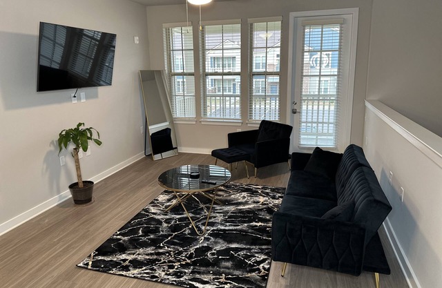 Luxury Retreat in East Memphis with Balcony