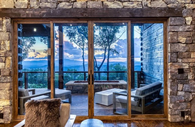 Blue Ridge Escape! Sleeps 12! Hot Tub! Ping Pong!