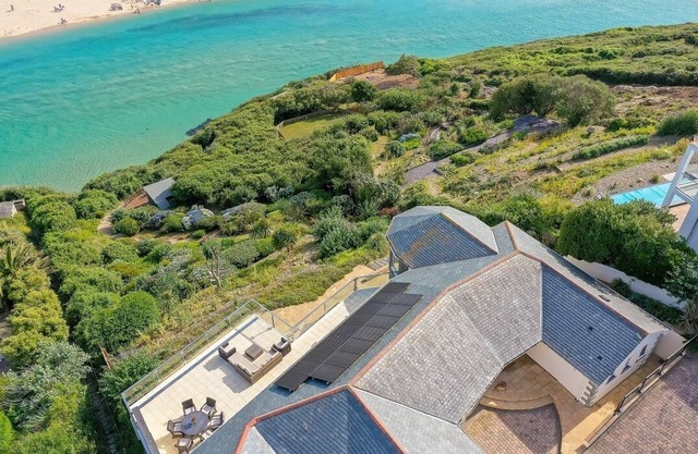 Casa de lujo frente al mar con amplia piscina cubierta