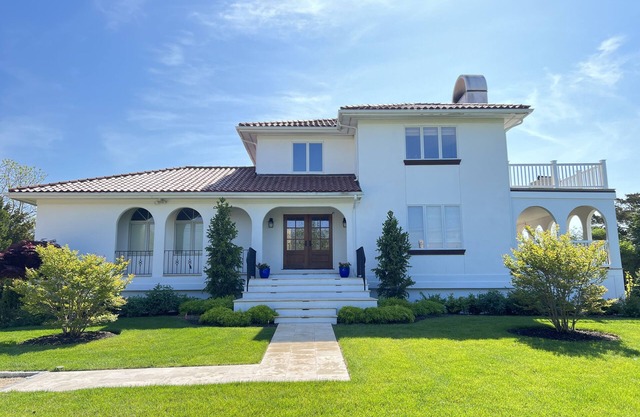 Lujosa villa española con piscina climatizada en West Hampton Beach en excelente ubicación