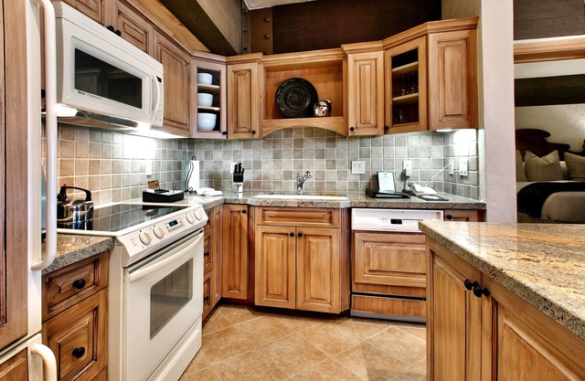 Luxury Three Bedroom Suite with Mountain Views and Hot Tub 3 Apartment Hotel by RedAwning