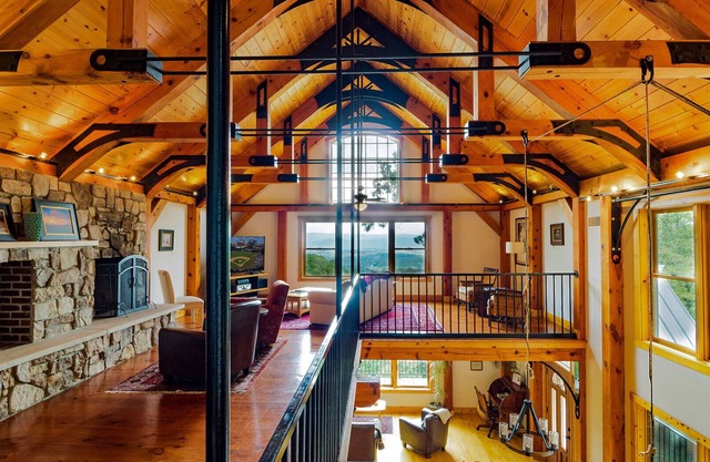 Luxury Timber Frame Mountaintop Lodge, impresionantes vistas, 5 suites, cocina de chef