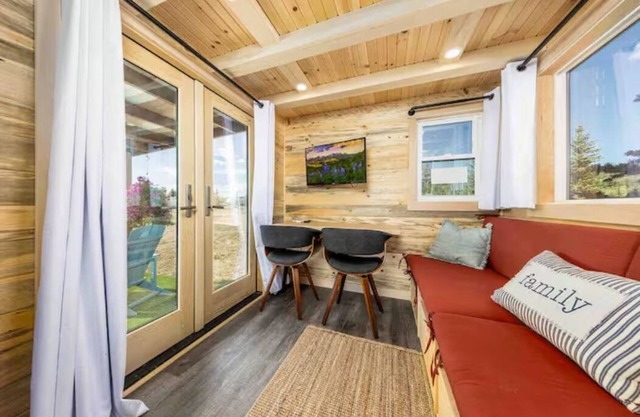 Luxury Tiny Home/Base Camp to Ouray, Telluride/3 Queen beds/Washer & Dryer/Smart TV/Hot Tub Access/Patio w/Mountain Views/ Fire Pit/11 mi to Airport