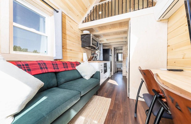 Luxury Tiny Home/Base Camp to Ouray, Telluride/2 Queen beds, 1 twin bed/Washer & Dryer/Smart TV/Hot Tub Access/Patio w/Mountain Views/ Fire Pit/11 mi to Airport