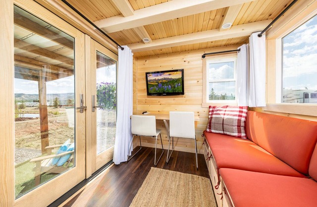 Luxury Tiny Home/Base Camp to Ouray, Telluride/3 Queen beds/Washer & Dryer/Smart TV/Hot Tub Access/Patio w/Mountain Views/ Fire Pit/11 mi to Airport