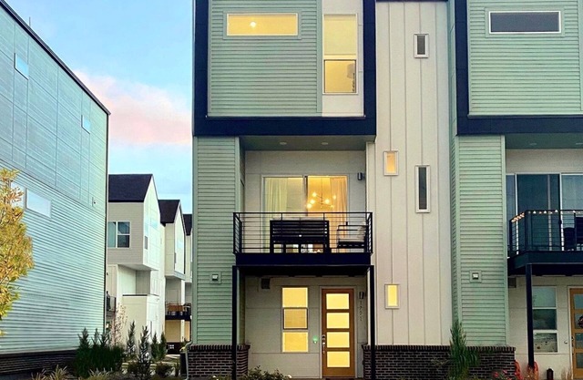 Luxury Townhome - 10 Min to Downtown!