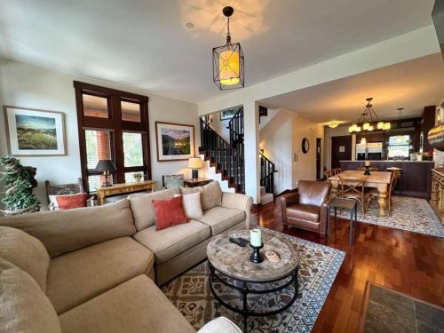 Luxury Townhome w/Views, Private Jacuzzi & Garage