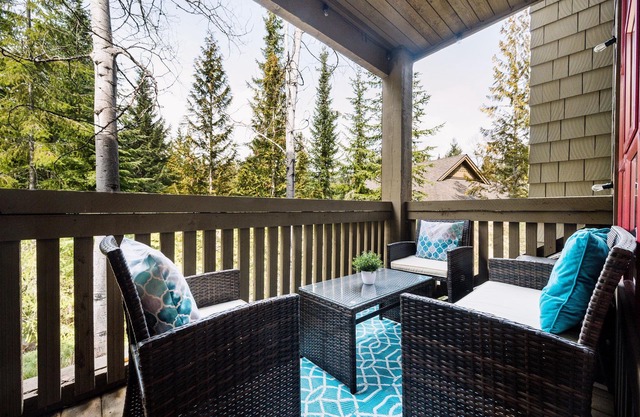 Luxury Townhouse- SKI-IN, Hot Tub, 5 mins walk to Lost Lake