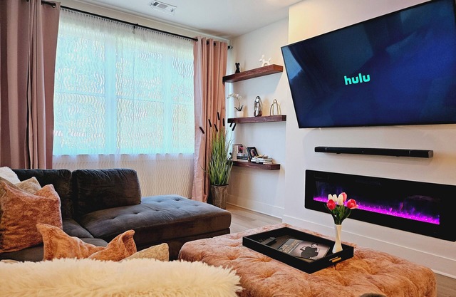 Luxury Urban Escape with Rooftop in downtown Atlanta