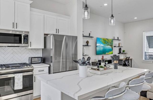 Luxury Urban Retreat Near Key Houston Locations