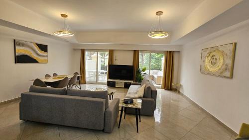 Luxury villa 4 bedroom with pool access