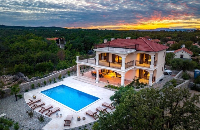 Villa de lujo en alquiler en Glabrova con piscina y zona de bienestar cerca del mar en la isla de Krk