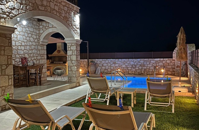 LUJOSA VILLA MARVI ES UNA CASA DE PIEDRA CRETA TRADICIONAL