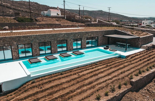 Luxury villa with 5 bedrooms, private pool and sea views