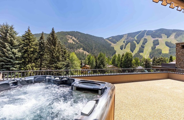 Luxury Warm Springs Home with Rooftop Hot Tub, Epic Views, + Walk to Lift!