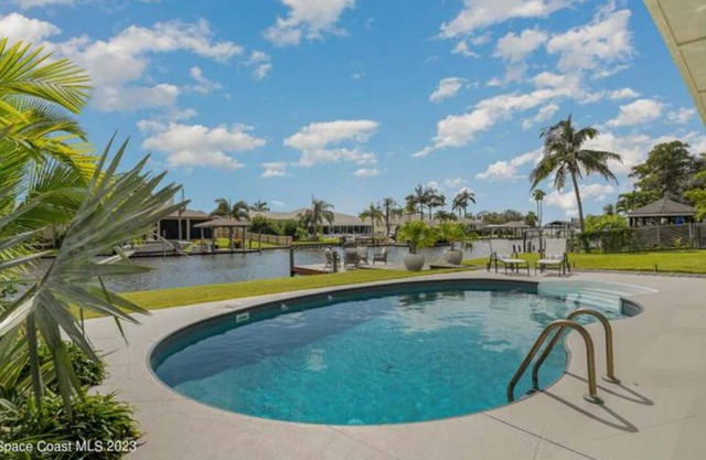 Luxury Waterfront -Heated Pool, Dock, Bikes & Paddleboards - Mins to Beach