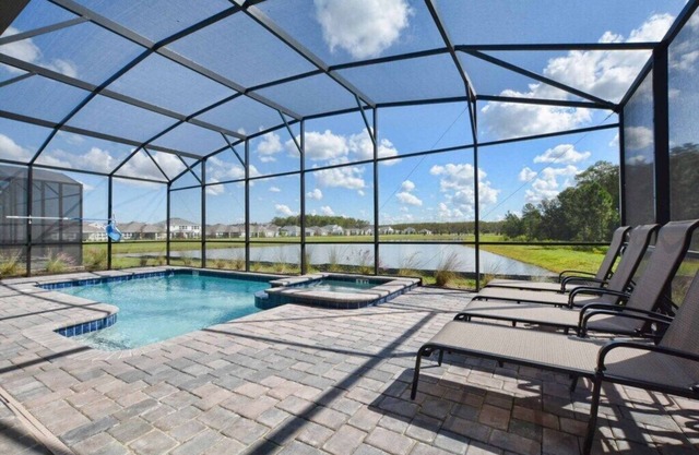 HERMOSA NUEVA FRENTE AL AGUA DE 9 DORMITORIOS !! ¡LA MEJOR UBICACIÓN PARA DISNEY! ¡JACUZZI, REC ROOM, HARRY POTTER Y MICKEY ROOMS!