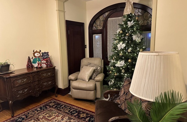 Magical Christmas Getaway!! Historical 3BR with Modern Amenities, Great Location