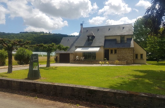 Magnífica casa rural Les Periéres: casa rural cómoda con jacuzzi, aire acondicionado, ...