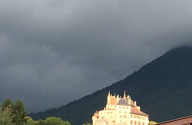 Magnificent Villa next to the Lake, air-conditioned, Pool and Mountain View