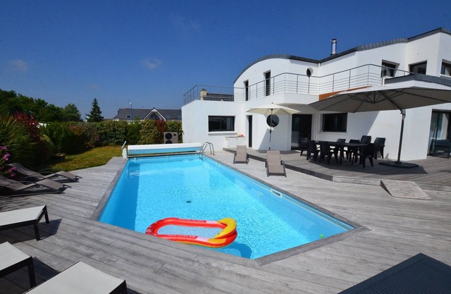 Magnífica villa de 4 * con piscina y spa, terraza con vistas al mar.