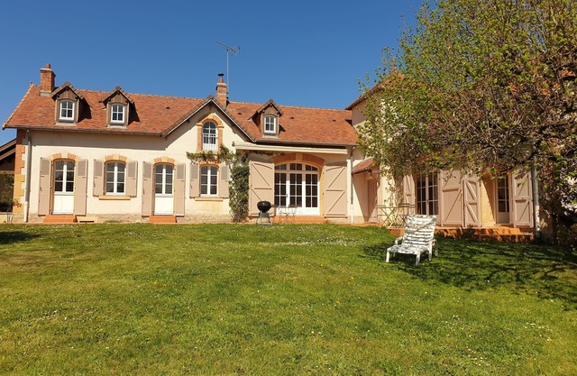 Magnificent property for rent 300m², sleeps 12 South Burgundy