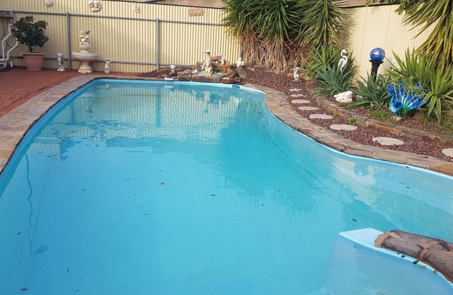 Magnífica casa de piscina moderna de mediados de siglo entre CBD / Glenelg. Duerme 20