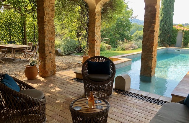 Magnífica Bastide provenzal con piscina de 14m de largo en un jardín privado maduro.