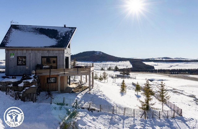 Magnificent upscale chalet with exceptional views, located just minutes from the slopes