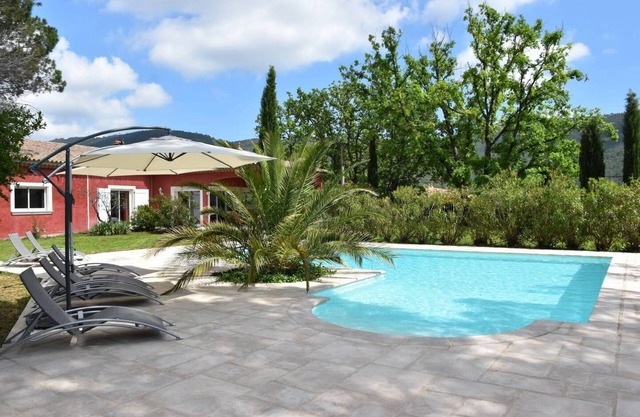 Hermosa villa provenzal en terreno llano con árboles - Piscina tratada con sal