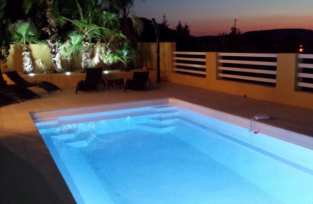 Magnífica villa con vista dominante y piscina climatizada.