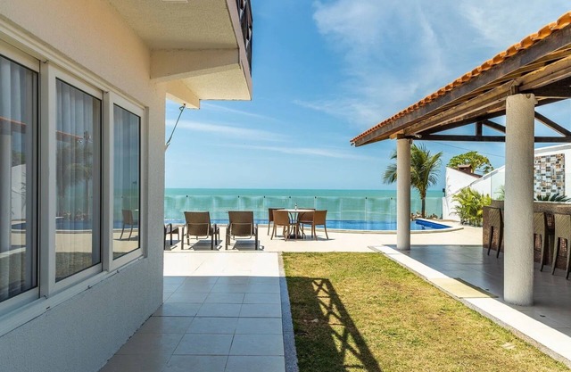 Magnificent villa, with swimming pool and direct access to the beach