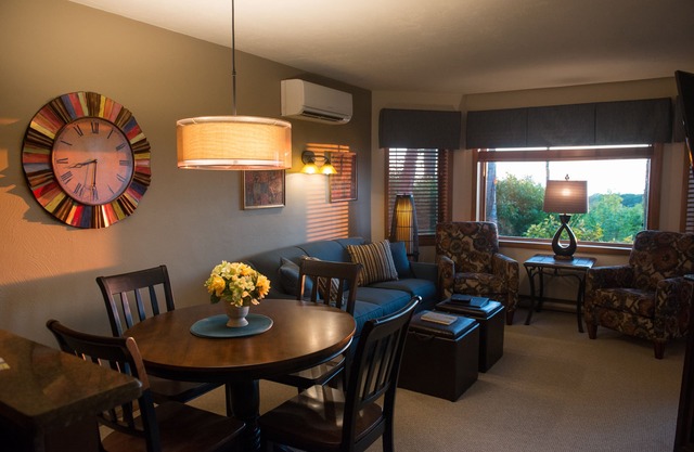 Magnífico condominio con vista al agua, completamente remodelado.