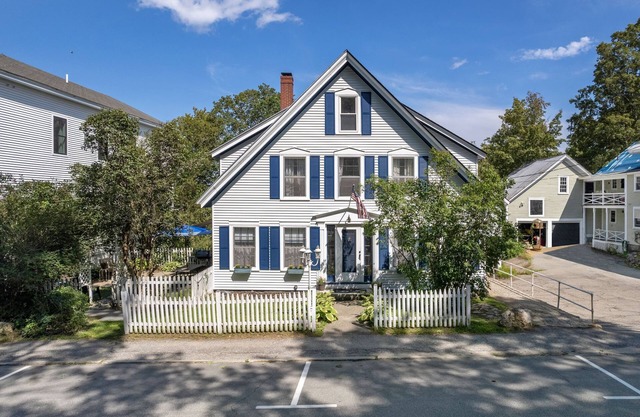 Main St Location | Pets, Fenced Side Yard | Walk to Church Landing, Lake Winnipesaukee and Shops in minutes | BankNH Pavilion