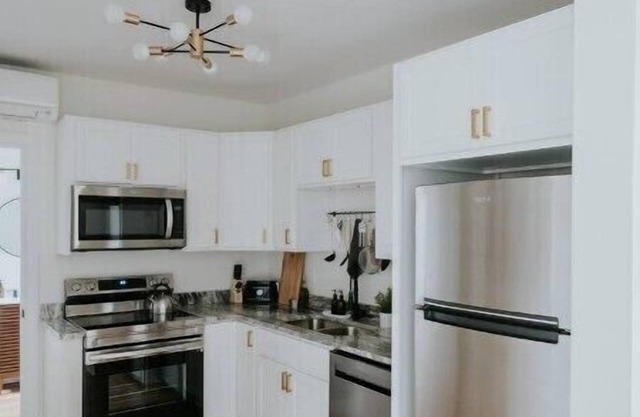 Main St Modern Suite Free laundry, Near hospital