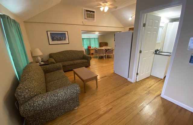 Justo en la avenida principal de 2 dormitorios 1 baño. AC, cable, wifi