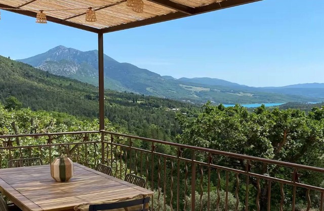 Maison à moustiers with view of Lac de Sainte-Croix