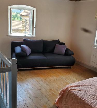 Maison campagne près de la rivière