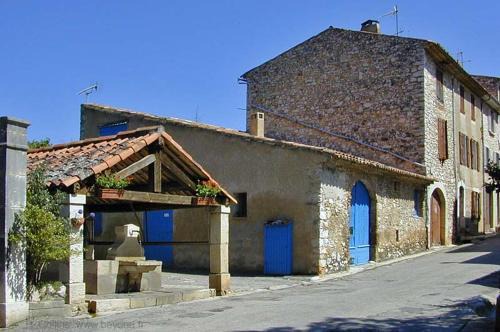 Maison de village centre Quinson